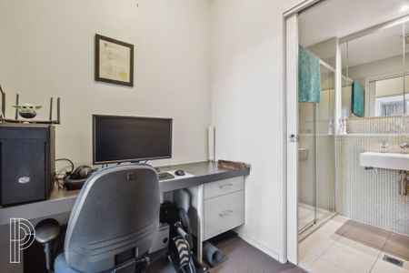 A beautifully presented 1-bedroom apartment in Kingston with a study nook and large square meterage floorplan! - Photo 4