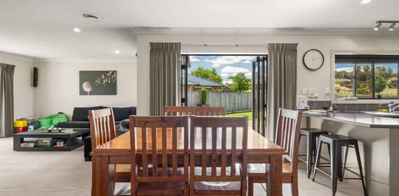 Quiet Cul De Sac Living - Photo 2