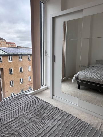 2 Bed Flat, Wandsworth Road, SW8 - Photo 2