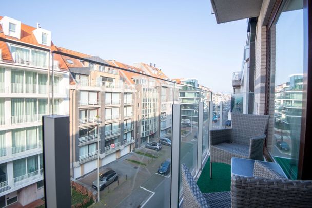 Zonnig, ongemeubeld app. met 2 slpk & parking in centrum Knokke - Photo 1