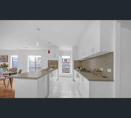 10 Smeaton Avenue, Hoppers Crossing, Vic 3029 - Photo 2