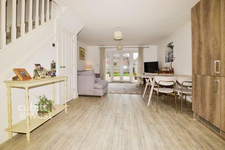 2 bedroom semi-detached house to rent - Photo 2