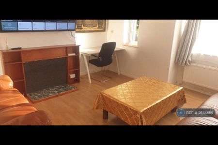 1 bedroom in a flat share to rent - Photo 2