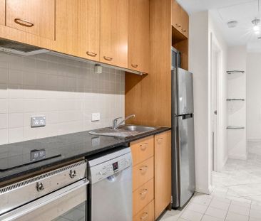 LIGHT FILLED CENTRAL ONE BEDROOM APARTMENT | Furnished - Photo 6