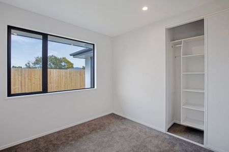 Modern Brand New Build in a Lifestlye Town! - Photo 5