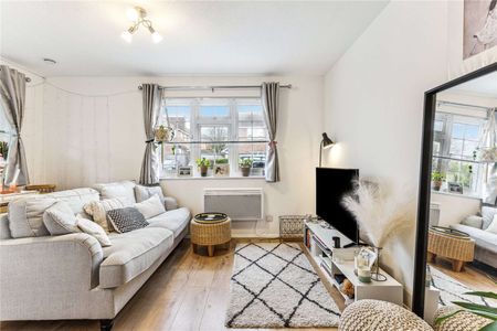 SINGLE TENANT ONLY- A small one bedroom house ideally located close to Wandsworth Common and its amenities. - Photo 3
