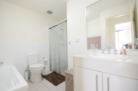 Fantastic Villa Style 2 Bed Security Unit in Ultra Handy Location! - Photo 5