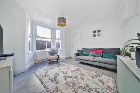 3 bedroom semi-detached house to rent - Photo 2