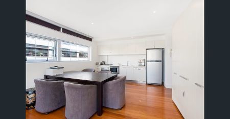 Exclusive one-bedroom residence in prestigious Darling Island - Photo 3