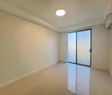 Newly Renovated Ground Floor 2bedrooms with extra lounge room Apartment with Courtyard in Prime Location - Photo 2