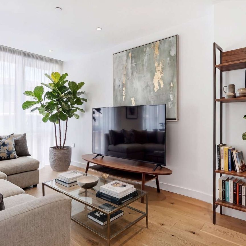Exceptional 3 bedroom, 3 bathroom luxury modern apartment which is beautifully furnished. With 24/7 concierge, gym and roof terrace. - Photo 1