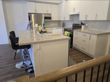 Three bedroom townhouse for rent in Aurora - Photo 3