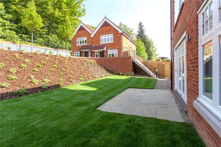 Aston Gate is an exclusive mixed development of apartments and houses set in the vibrant village of Wargrave. - Photo 3