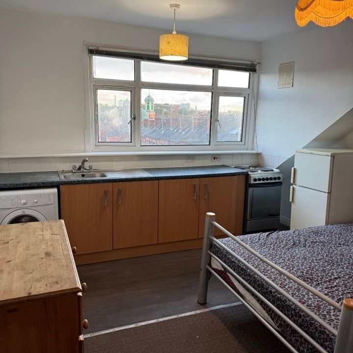 Studio Flat, Harehills Avenue, LS8 - Photo 1