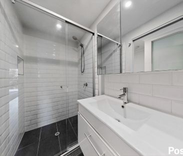 Spacious Top-Floor 1-Bedroom Apartment in Leafy Greenslopes - Photo 1