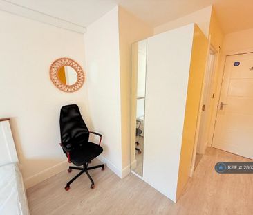 1 bedroom in a house share to rent - Photo 3