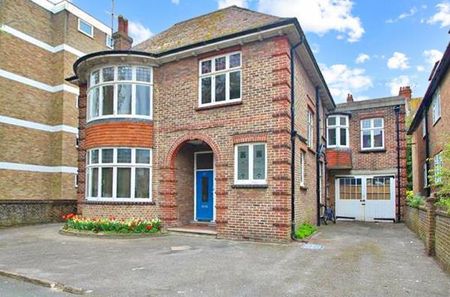 4 bedroom flat to rent - Photo 2