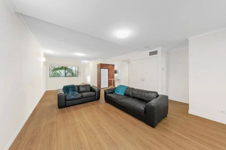 SPACIOUS 2 BEDROOM APARTMENT! - Photo 3