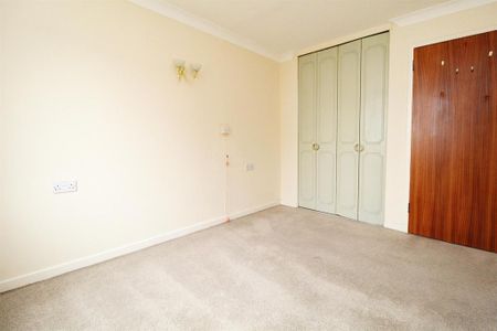 1 bedroom retirement property to rent - Photo 4