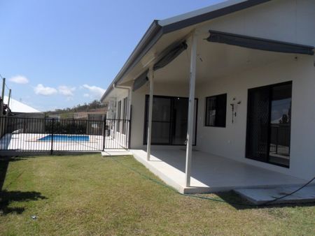 Spacious 4-Bedroom Family Home Near the Beach! - Photo 3