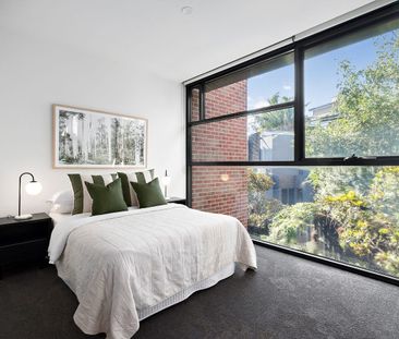 Contemporary Dual-Level Living with a Private Courtyard - Photo 4