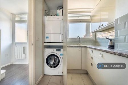 1 bedroom in a flat share to rent - Photo 5