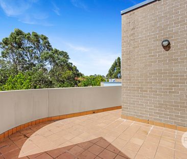 SUNDRENCHED TOP FLOOR UNIT IN CONVENIENT SETTING - Photo 5