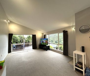 Sunny & Spacious 3 Bedroom Home - Photo 2