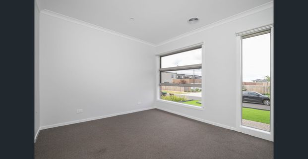 Four Bedroom Spacious Living! - Photo 1