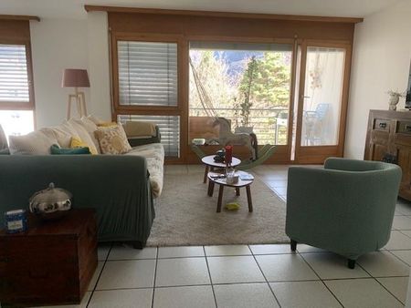 Appartement traversant de 3 pièces au 3ème étage. Idéalement situé dans un quartier calme et zone à 30km/h. - Foto 2
