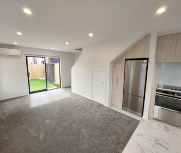 Stunning Townhouse - Photo 1