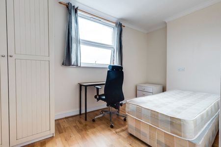 Room in a Shared Flat, Durnsford Road, SW19 - Photo 4