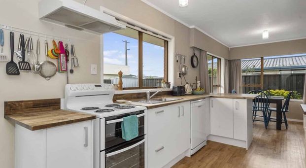 Charming Two Bedroom Unit - Photo 1