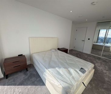 ALLOCATED PARKING WITH EV CHARGING POINT INCLUDED! Fully Furnished ... - Photo 5