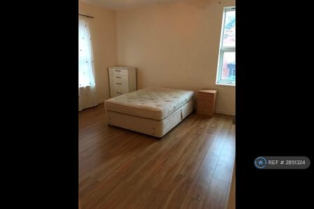 3 bedroom flat to rent - Photo 4