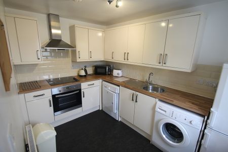 3 Bedroom | 12 Hastings Street, Top Floor Flat, PL1 5BA - Photo 5