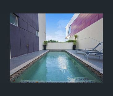 Modern apartment in the Heart of Robina with Tranquil Water Views! - Photo 5