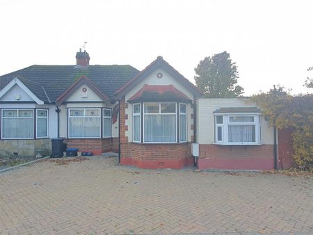 4 bedroom semi-detached bungalow to rent - Photo 3