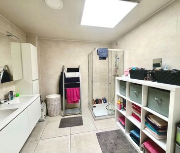 GERENOVEERD GELIJKVLOERS APPARTEMENT MET TWEE SLAAPKAMERS, TUIN EN GARAGE - Foto 5