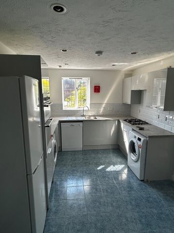 Redhill, RH1 - Photo 3