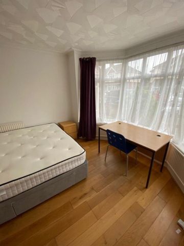 5 bedroom end of terrace house to rent - Photo 4