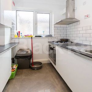 A bright and well-presented furnished studio apartment available to rent on Dartmouth Road, NW2 - Photo 2