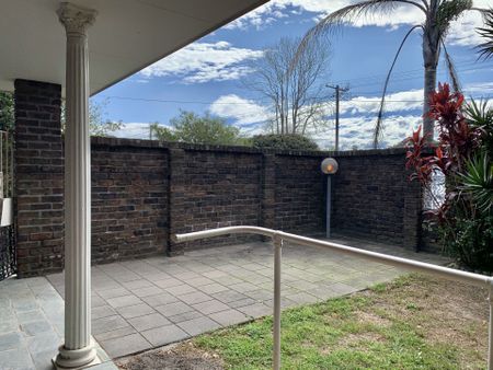 Spacious Villa with Fenced Courtyard - Photo 5