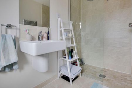 2 bedroom end of terrace house to rent - Photo 3