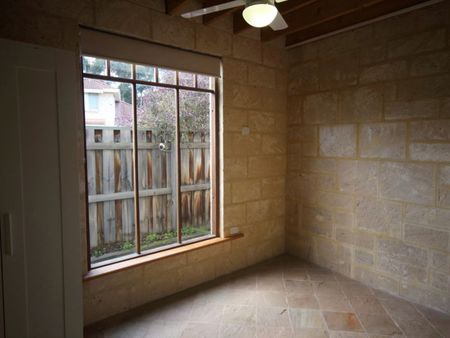 UNIQUE 5X1 HOME IN LOVELY ACSOT ESTATE - Photo 5