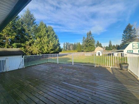 Beautiful four bedroom farmhouse on acreage in Salmon River, Langley - Photo 2