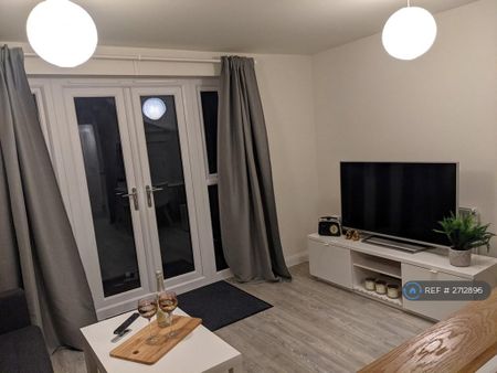 1 bedroom in a house share to rent - Photo 2