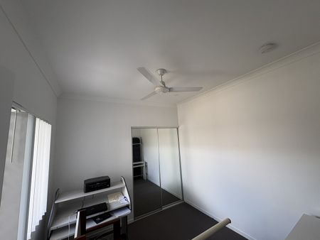Cute 2 Bedroom duplex - Photo 3