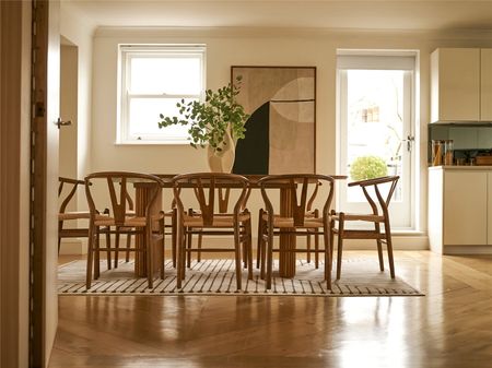 Light-filled apartment with dual terraces and serene Little Venice views. - Photo 5