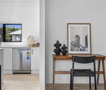 Stylish Lincoln Home - Photo 2